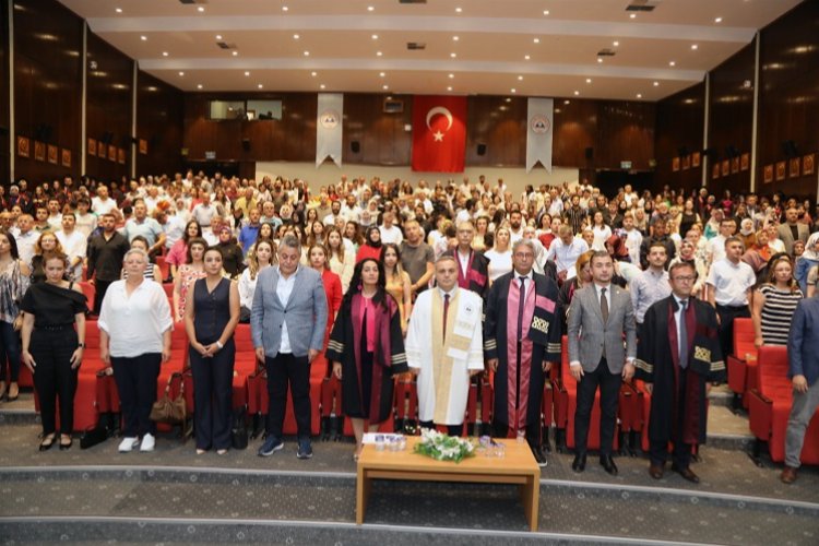 ERÜ Eczacılık Fakültesi yeni mezunlarını verdi -