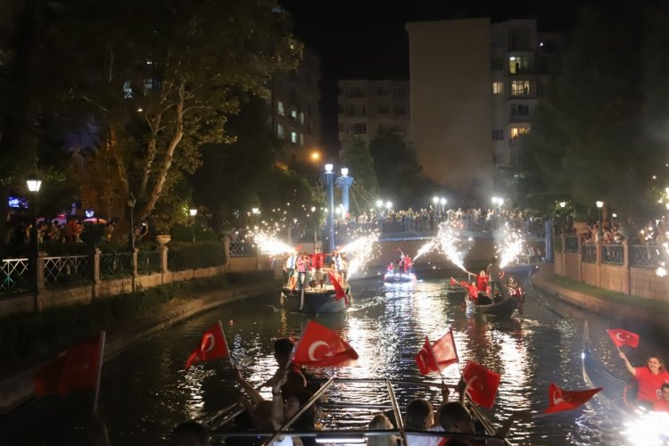 Fener alayı coşkusu geceyi aydınlattı -