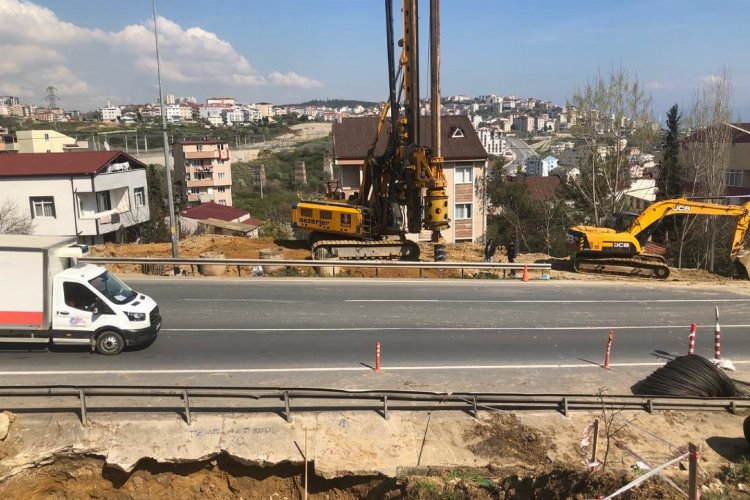 Feribot yolu üstgeçidinde kazıklar çakılıyor -