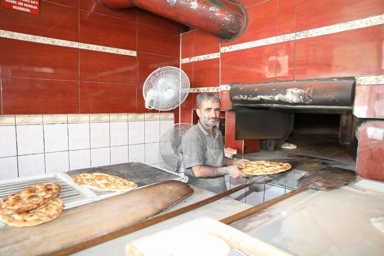 Fırıncılar vantilatör yardımıyla serinlemeye çalışıyor -