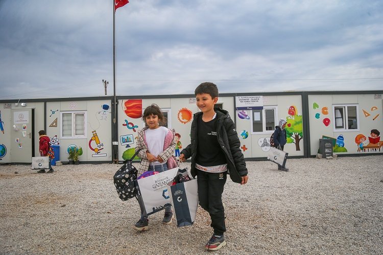 Gaziantep Belediyesi'nden depremzedelere kırtasiye desteği -