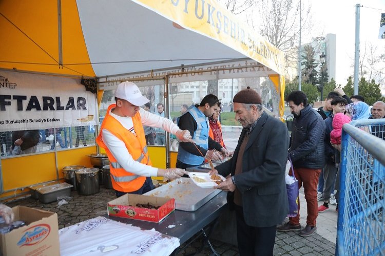 Gaziantep iftarda 15 bin kişiyi ağırlıyor -