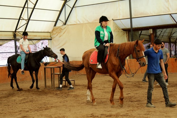 Gaziantep'te afetzede gençlere atla terapi -