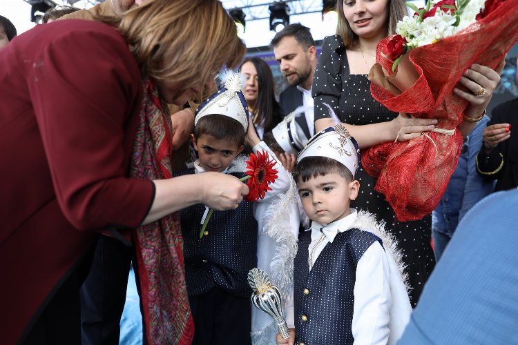 Gaziantep'te bin 27 çocuk erkekliğe ilk adımı attı... Çeyrek altın ve bisikletleri kaptı -