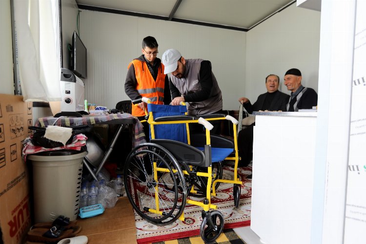 Gaziantep'te depremzedelerin medikal ihtiyaçları onarılıyor -