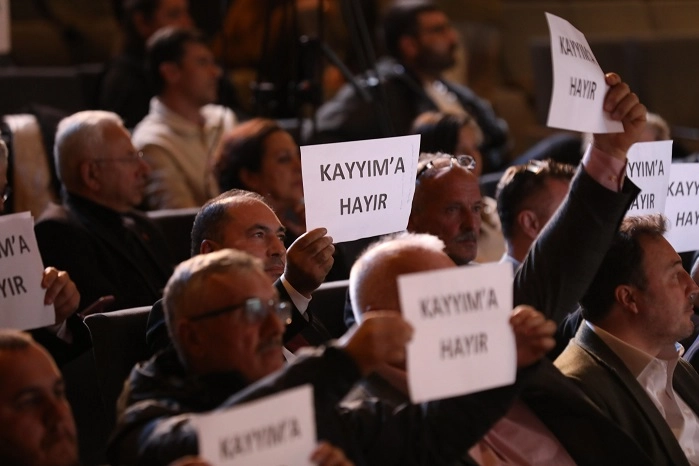 Gemlik Belediye meclisi'nde kayyum protestosu -