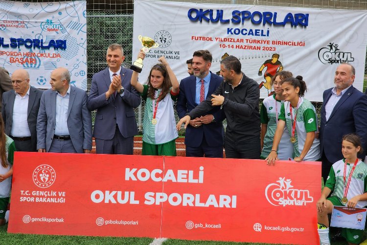 Gölcük'te ortaokullu kızlardan gururlandıran şampiyonluk -