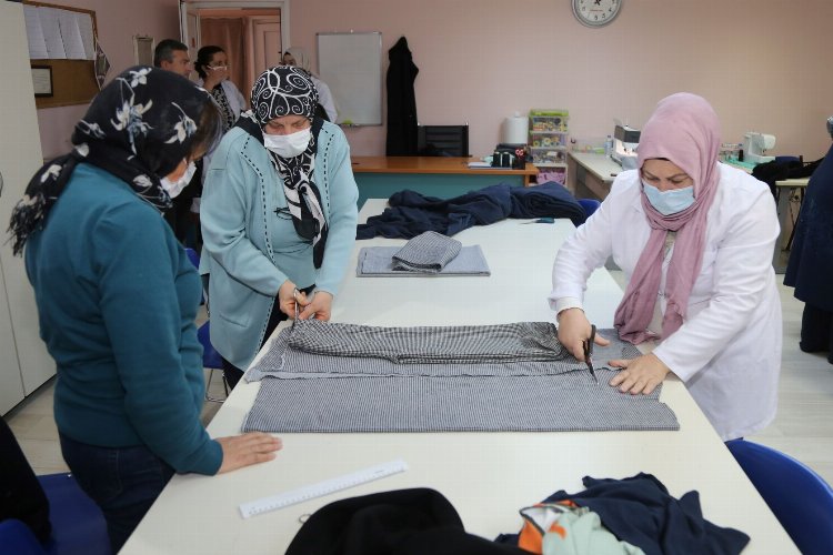 Gölcüklü anneler depremzedeler için üretiyor -