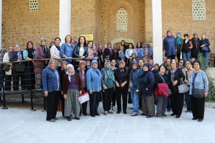 Gölmarmara’dan 98 kişilik kadın kafilesi Manisa’yı gezdi -