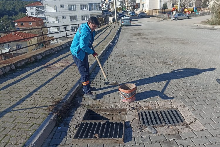 Gördes’te yağmursuyu ızgaralarına temizlik -