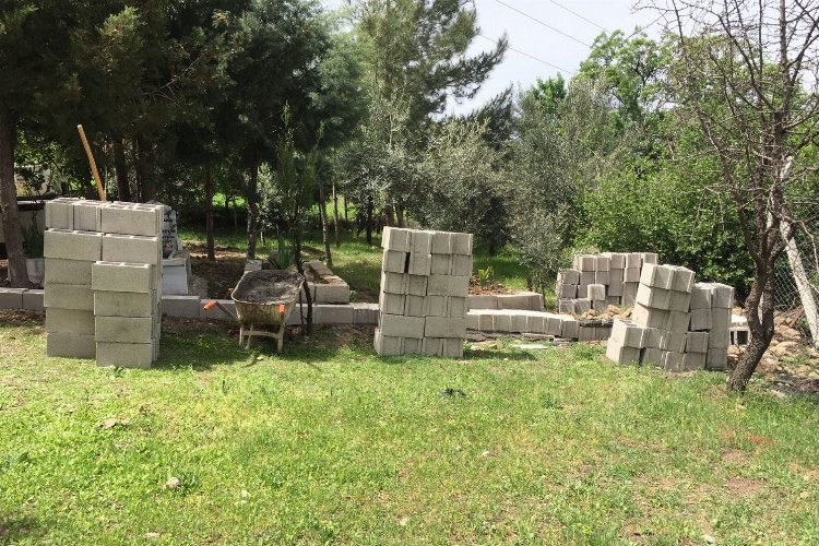 Gözünüzü toprak doyursun! Toprak hırsıyla mezarlığı tahrip ettiler -