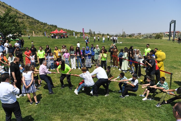 Halay çekti, futbol oynadı, çocukluk günlerini yeniden yaşadı -