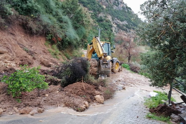 Hatay'da bozulan yollar yeniden düzenleniyor -