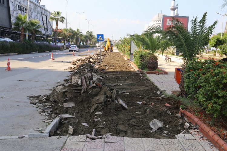 Hatay'da depremde hasar gören kaldırımlar yenileniyor -