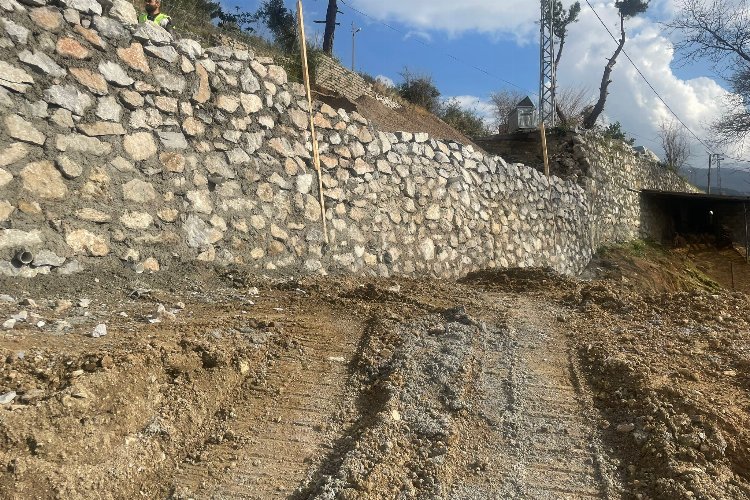 Hatay'da istinat duvarı çalışmaları devam ediyor -