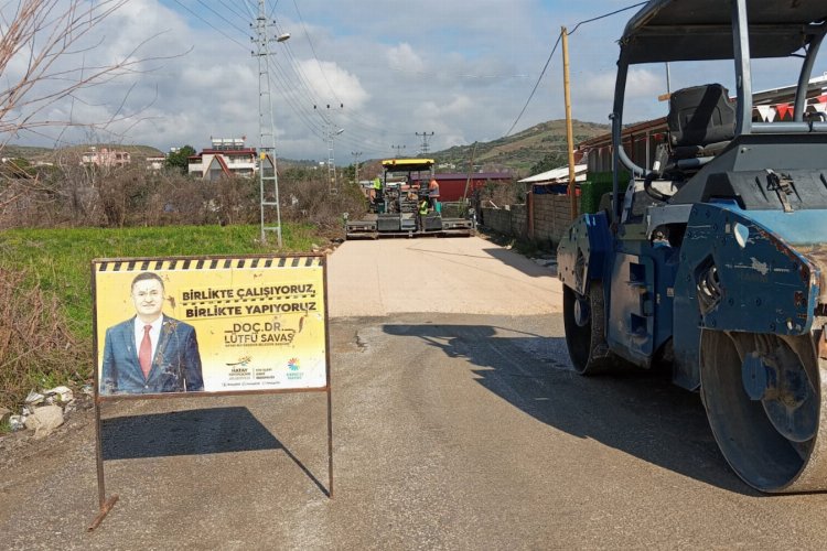 Hatay'da olumsuz havaya rağmen asfaltlamaya devam -