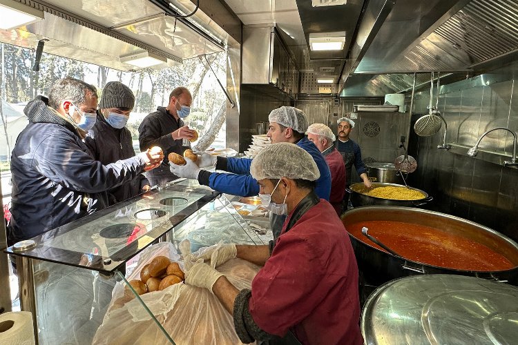 Hatay’da on binlerce kişiye günlük sıcak yemek ve ekmek -