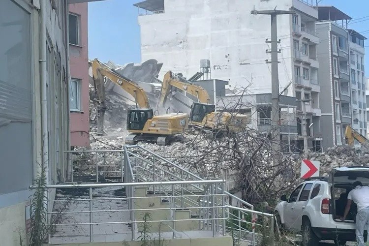 Hatay'da riskli binaların yıkımı devam ediyor -