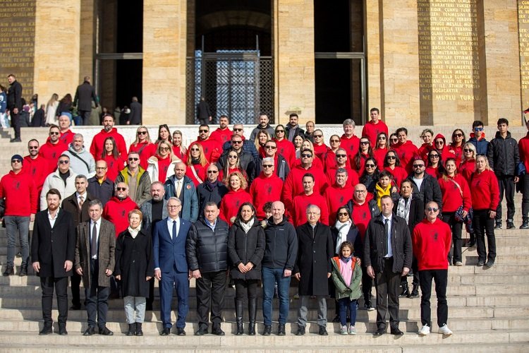 Hentbol ailesi, THF'nin 48. yılında Anıtkabir'i ziyaret etti -