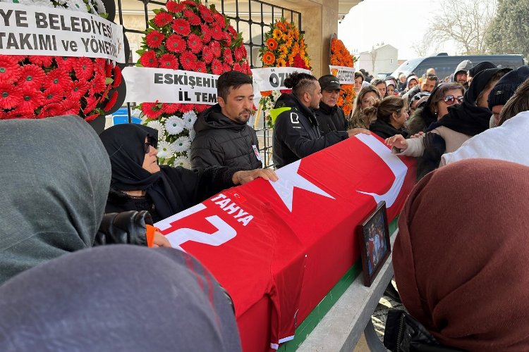 Hentbolda depremde acı kayıp... Kütahya ailesi son yolculuğuna uğurlandı -