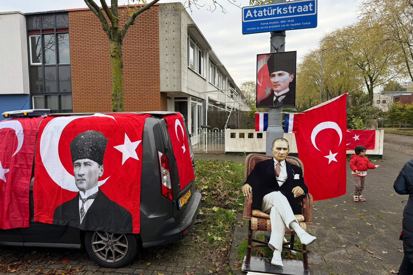 Hollanda'daki Atatürk Sokağı'nda Ata'ya özel anma -