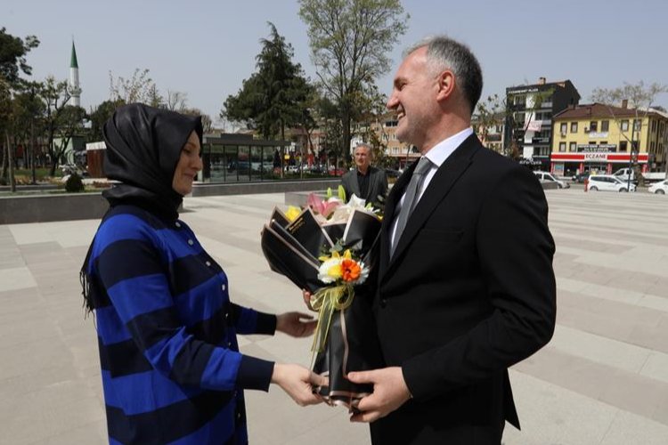 İnegöl Belediye Başkanı Alper Taban çiçeklerle karşılandı -