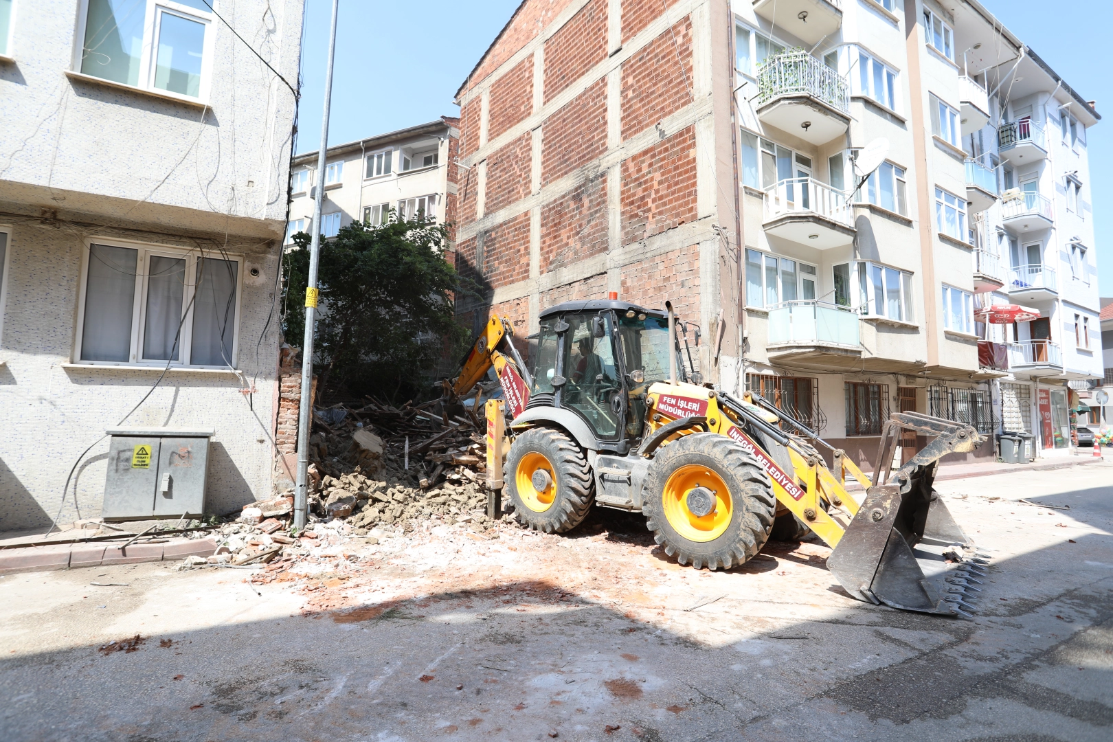 İnegöl'de metruk binalar tek tek yıkılıyor -