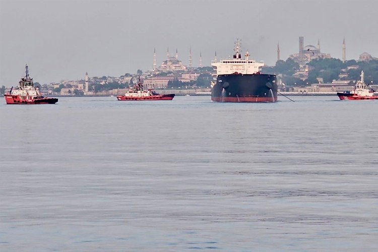 İstanbul Boğaz trafiği durdu! -