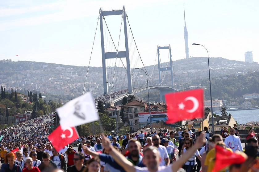 İstanbul'da maratonda koşup, giysi kumbarasına destek olacaklar -