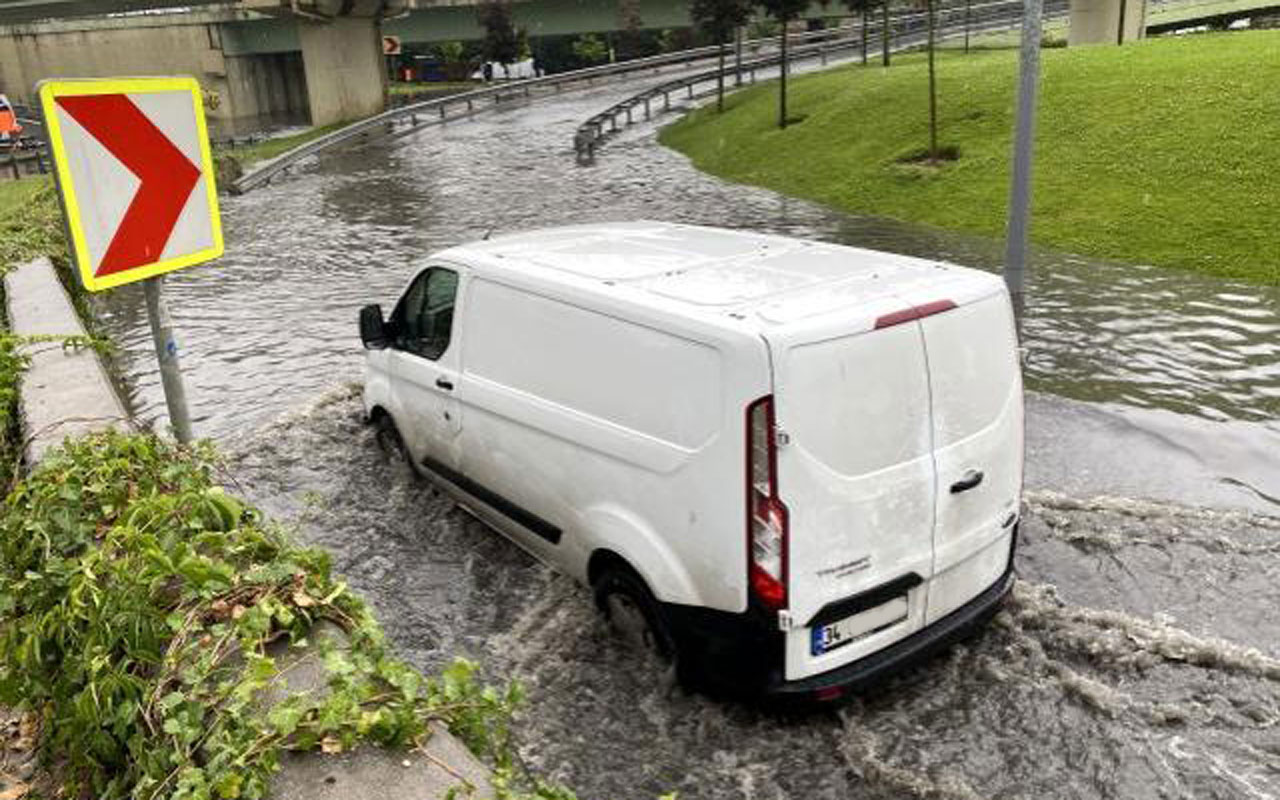 İstanbul’da sağanak yağış hayatı olumsuz etkiliyor