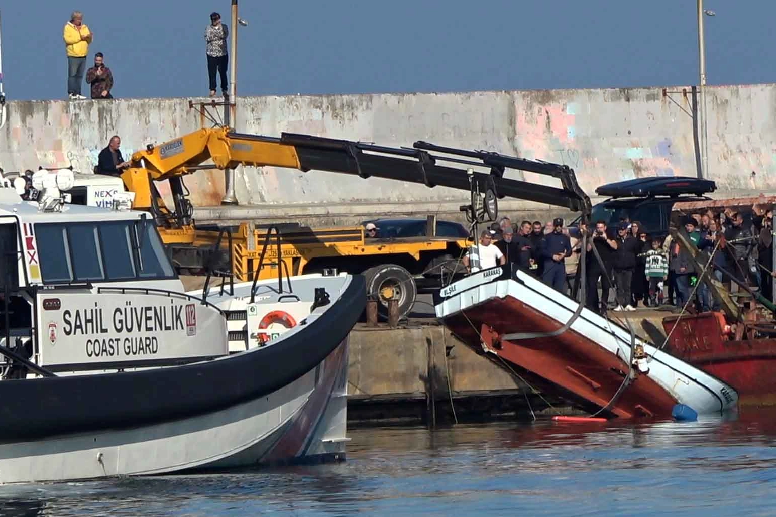 İstanbul Şile'deki deniz kazasında batan tekne çıkarıldı... Balıkçıdan halen haber yok! -