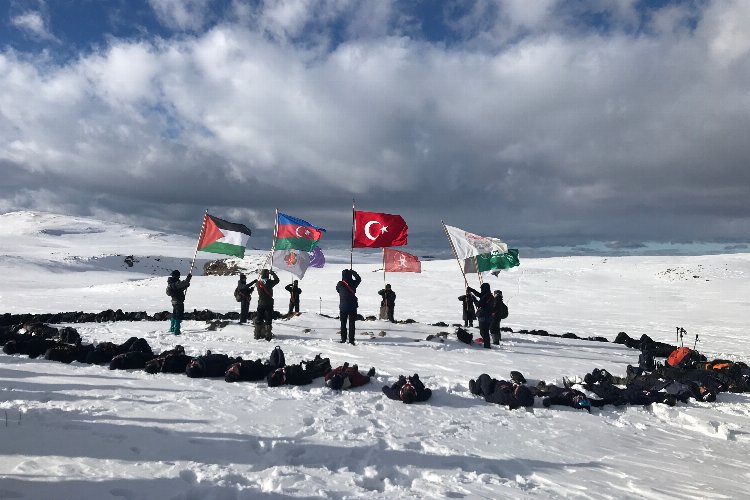 İzciler -32 derecede şehitlerin izinden yürüdü -