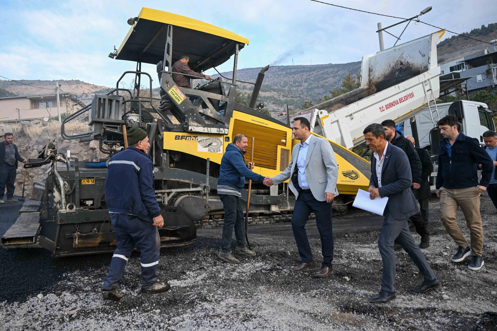 İzmir Bornova’da yol çalışmaları tam gaz -