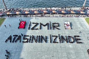 İzmir'de 'Ata'ya saygı yürüyüşü' düzenlendi -