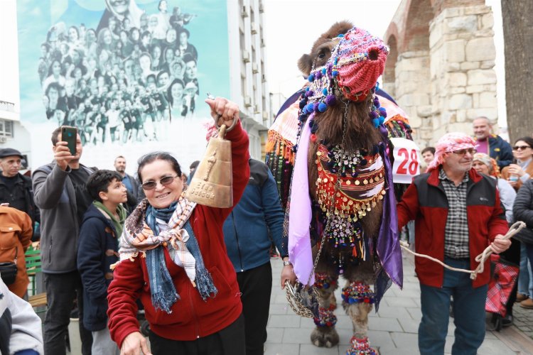 İzmir'de deve güreşlerinde 'altın havan' sahibini buldu -