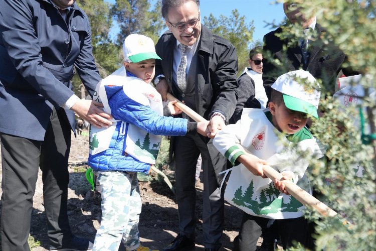 İzmir'de özel çocuklar fidan dikti -