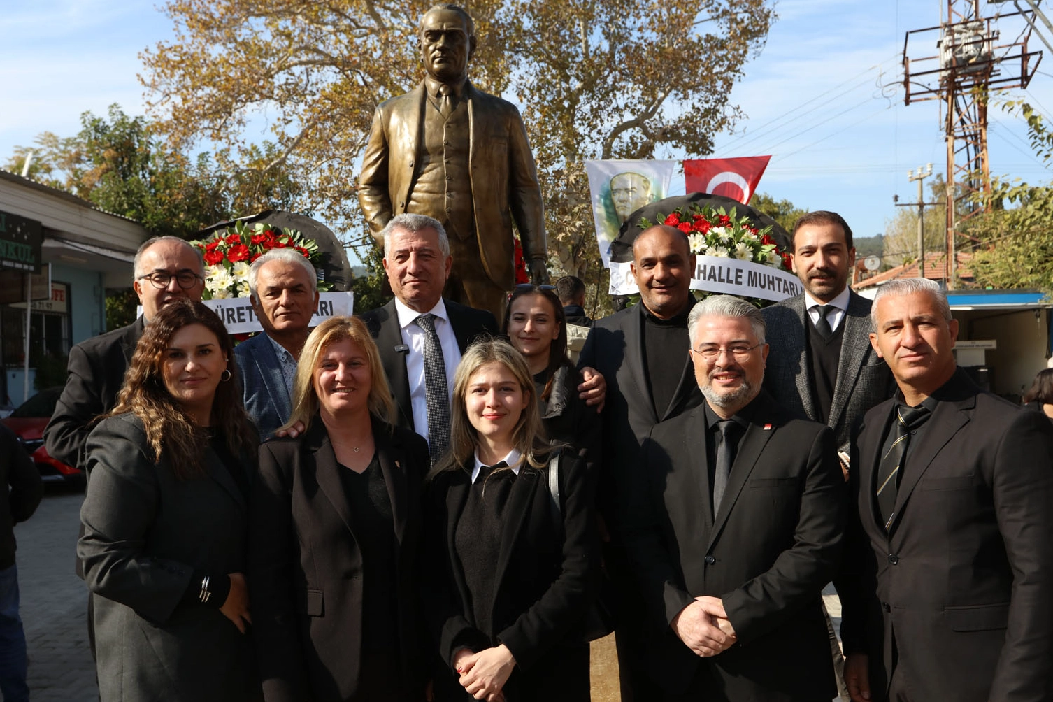 İzmir Güzelbahçe'ye Atatürk’ün yeni heykeli dikildi -