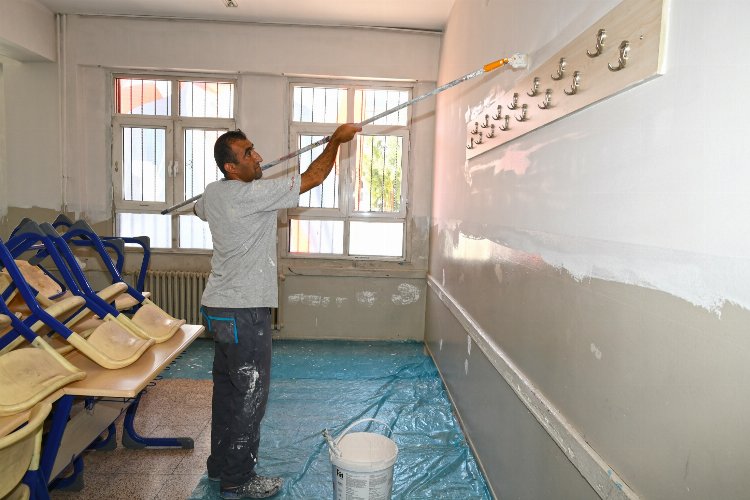 İzmir Karabağlar Belediyesi okulları da boyuyor -