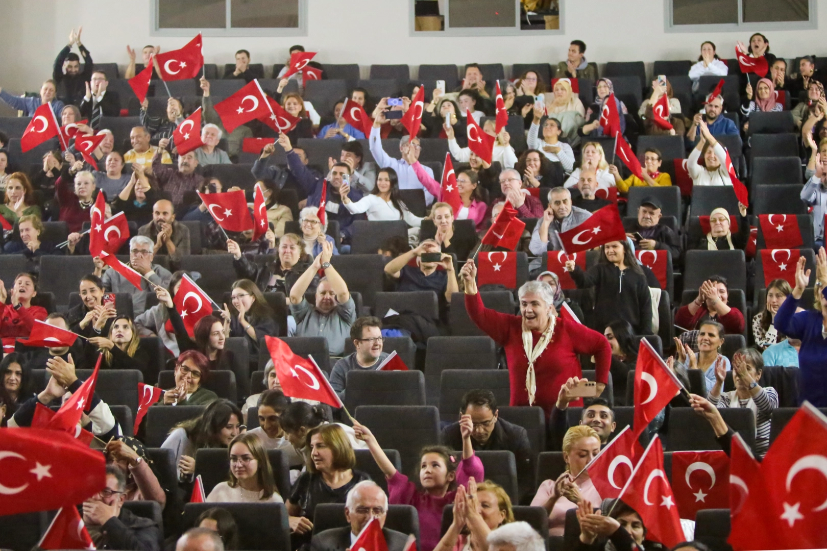 İzmir Karabağlar'da 'Atatürk' sergi, söyleşi ve konserle anıldı -