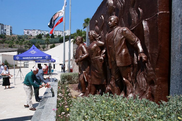 İzmir Karabağlar'da aydınlar özlemle anıldı -