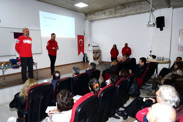 İzmir Karabağlar'da Mahalle Afet Gönüllüleri eğitimi başladı -