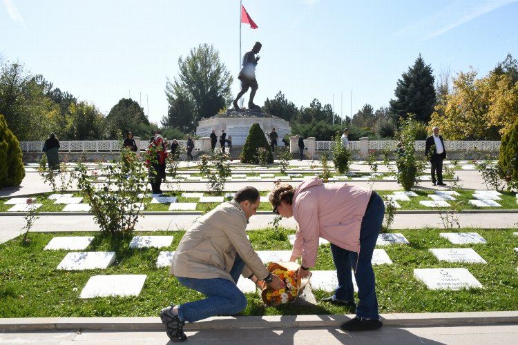 İzmir Karabağlar'da muhtarlar Anıtkabir ve Kocatepe'de -