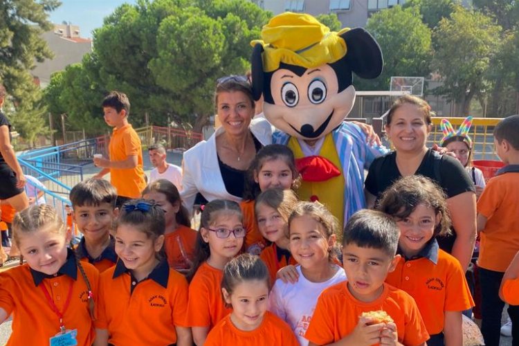 İzmir Karabağlar'da okula Mickey Mouse ile başlangıç -