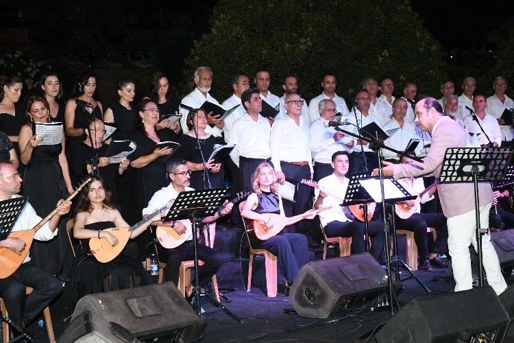 İzmir Karabağlar'da türkü dolu gece -