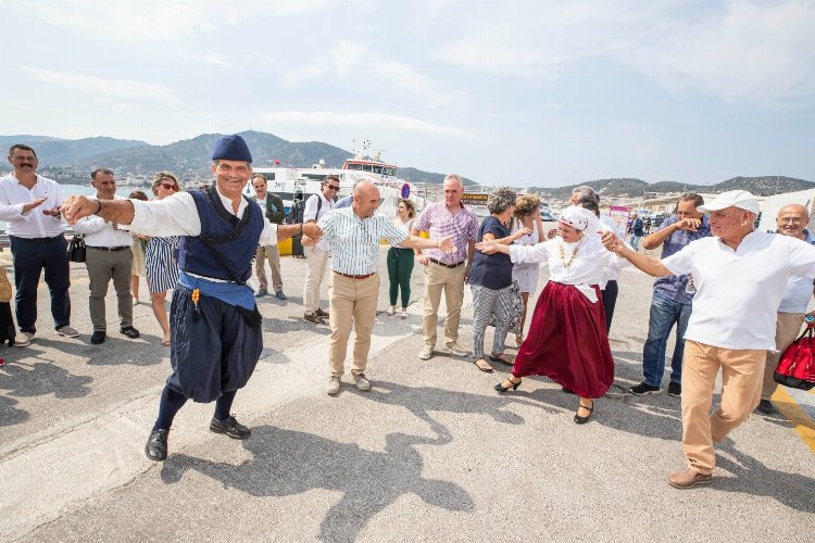 İzmir-Midilli seferleri sezonu dostluk mesajlarıyla kapattı -