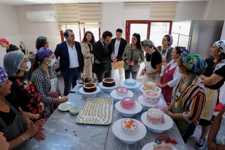 İzmir Narlıdere'nin 'Meslek Fabrikası'nda sertifika sevinci -