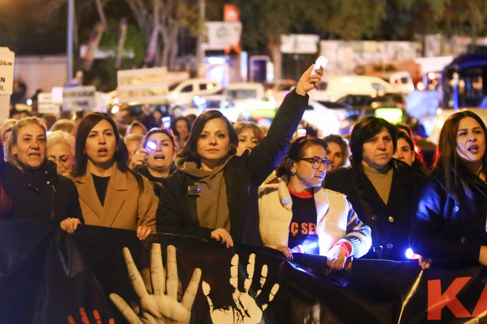 İzmirli kadınlar şiddete karşı 'tek yürek' -