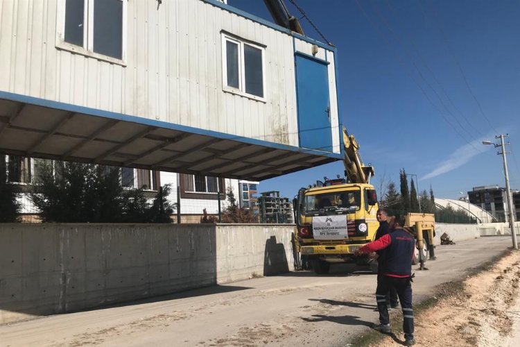 İzmit, Adıyaman'da konteyner ve çadırları yerleştiriyor -