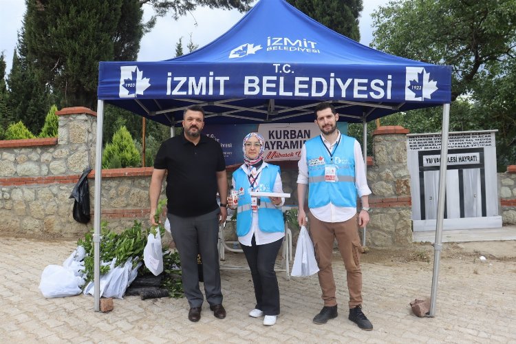 İzmit Belediyesinden mezarlık ziyaretinde bulunan vatandaşlara defne fidesi  -