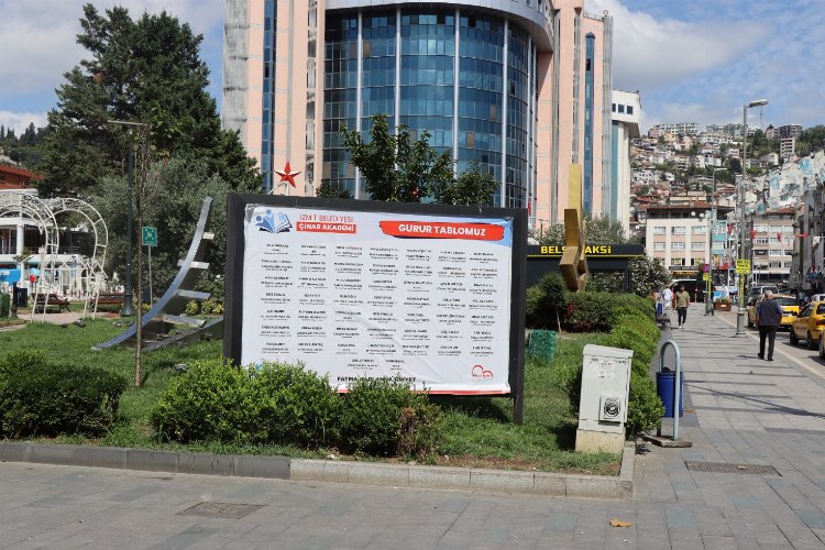 İzmit’in billboardları Çınar'ın gurur tablosu ile süslendi -